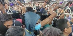 Foto-Foto Warga Berdesakan di KRL Setelah Operasional Kereta Dikurangi