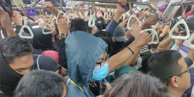 Foto-Foto Warga Berdesakan di KRL Setelah Operasional Kereta Dikurangi