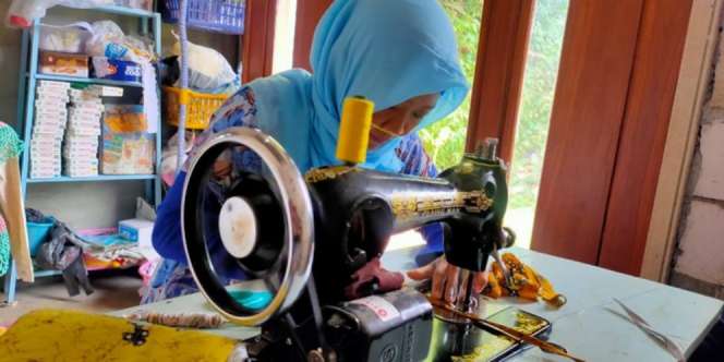 Banting Setir Bikin Masker Kain, Penjahit Ini Banjir Pesanan
