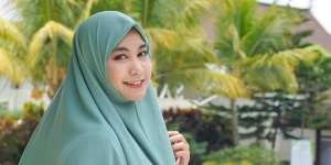 Gaya Beach Outfit Anisa Eks Cherybelle, Tetap Stylish dan Santun