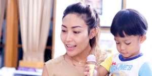 Aktivitas Seru Ayu Dewi Bareng Anak Saat di Rumah Saja