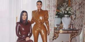 Demi Tampil Stylish, Kim Kardashian Setengah Mati Pakai Latex