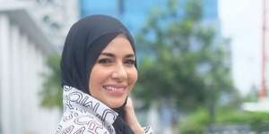 Gaya Trendy Meisya Siregar dengan Pashmina Ikat