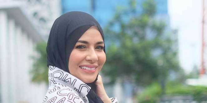 Gaya Trendy Meisya Siregar dengan Pashmina Ikat