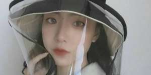 Cara Stylish Cegah Virus Pakai Topi Anticorona