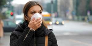 Perempuan Mendadak Tuli, Ternyata Gejala Virus Corona