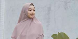 Polos dengan Gaya Rumahan, Hijab Lindswell Kwok Disorot