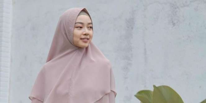 Polos dengan Gaya Rumahan, Hijab Lindswell Kwok Disorot