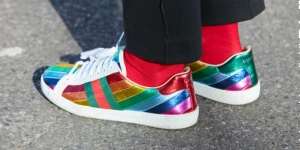 Tip Tampil Gaya dengan Metallic Sneakers