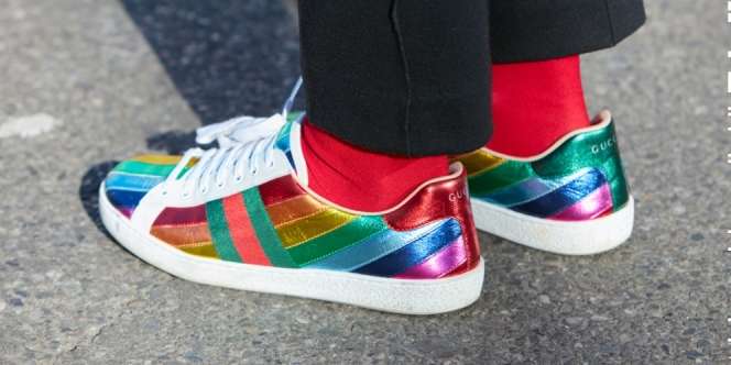 Tip Tampil Gaya dengan Metallic Sneakers