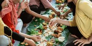 Makan Nasi Langsung Pakai Tangan Jauh Lebih Nikmat, Ada Sebabnya