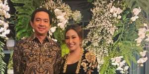 Salfok Ayu Dewi Pakai Topi 'Tampah Beras' Saat Berjemur
