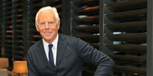 Desainer Giorgio Armani Bikin Baju APD Sekali Pakai