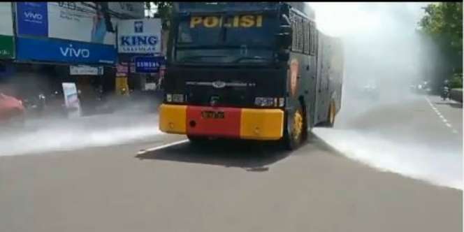 Viral Mobil Water Canon Polisi Diubah Jadi Penyemprot Disinfektan