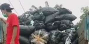 Beredar Video Tumpukan Kantong Sampah Diklaim Masker Bekas Diangkut Truk