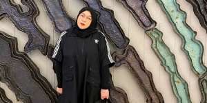 Kocak, Melly Goeslaw Bersih-Bersih Rumah Pakai Kostum Manggung