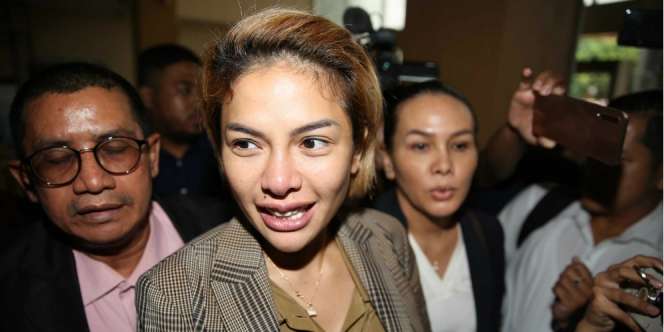 Nikita Mirzani Menangis Dikirimi Foto Tim Medis Pakai APD Sumbangannya