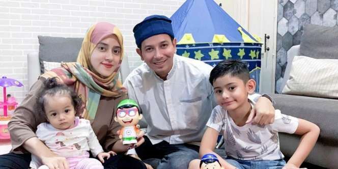 Ngayal Liburan di Bali, Sonny Septian Ajak Dua Anaknya Berjemur