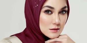 Pesona Luna Maya Jadi Model Hijab Swarovski