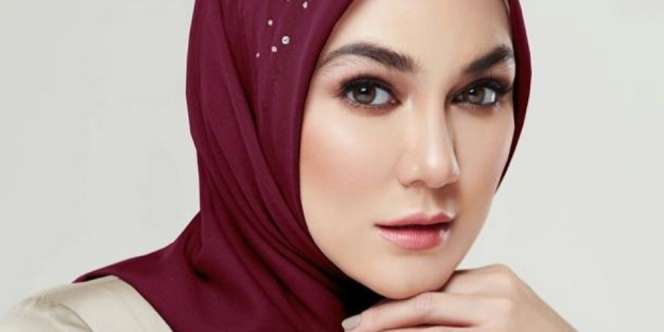 Pesona Luna Maya Jadi Model Hijab Swarovski