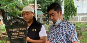 Ziarah ke Makam Uje, Ustad Solmed Bayar `Utang`