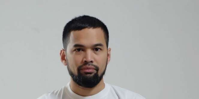 Terenyuh, Teuku Wisnu Bagikan Potret Tenaga Medis Sholat Berbaju APD