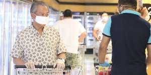 Intip Gaya PM Malaysia Belanja Sendiri di Supermarket saat Corona
