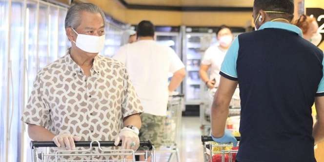Intip Gaya PM Malaysia Belanja Sendiri di Supermarket saat Corona