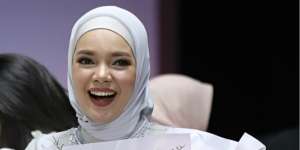Bak Bidadari, Cantiknya Dewi Sandra dengan Riasan Soft-Pink