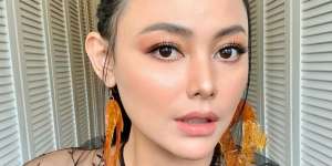 Kota di Lockdown, Gaya Dasteran Putri Indonesia Whulandary Disorot