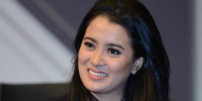 Potong Kuku Anak Sambil Berjemur, Daster Marcella Zalianty Curi Perhatian