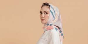 5 Foto Luna Maya dalam Balutan Hijab, Pangling Banget