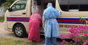 Ibu Positif Covid-19 Dijemput Ambulans, Benda Pertama yang Dipikirkan Alquran