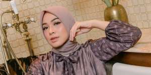 Koleksi Outfit Monogram Dian Ayu Lestari Sarat Kemanusiaan