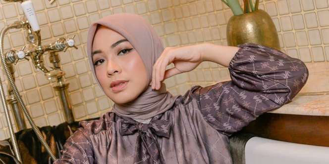 Koleksi Outfit Monogram Dian Ayu Lestari Sarat Kemanusiaan