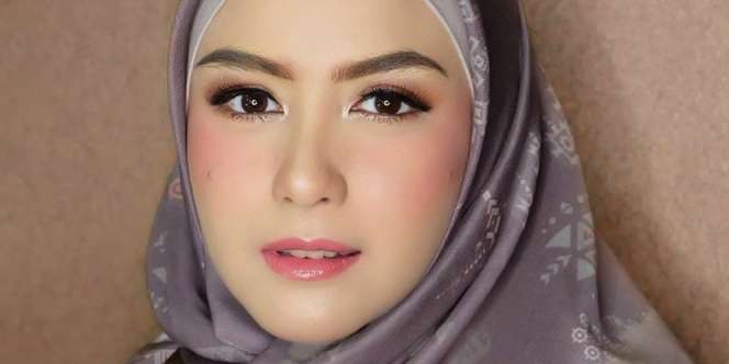 Potret Anggun Revalina S. Temat Bergamis Syar'i