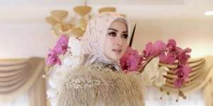 Gaya Cetar Syahrini Padukan Hijab dan Rok Mini