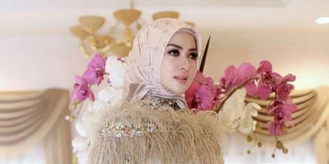 Gaya Cetar Syahrini Padukan Hijab dan Rok Mini