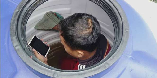 Salut! Guru Masuk Toren Air Sambil Mengajar Online
