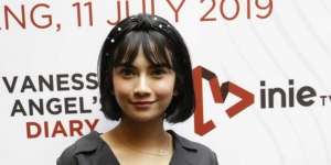 Vanessa Angel Pakai Helm Saat Bikin Kebab