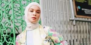 3 Cara Padukan Kemeja Putih ala Tantri Namirah