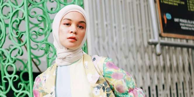3 Cara Padukan Kemeja Putih ala Tantri Namirah