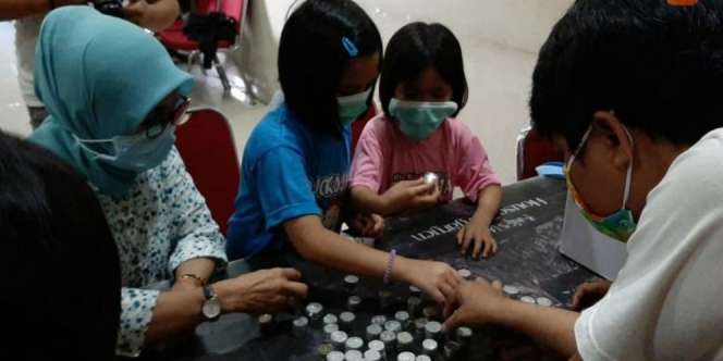 Dua Bocah Makassar Sumbang Tabungan: Untuk Dokter Beli Masker