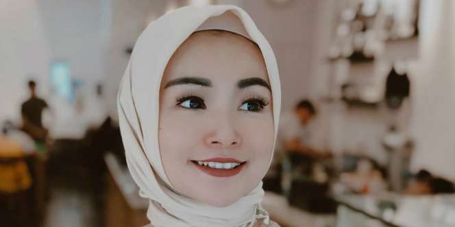 Biasa Tampil Sporty, Ini Pesona Soraya Larasati yang Elegan