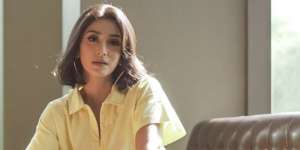 Pamer Foto Usai Berjemur, Wajah Fanny Ghassani Bikin Perhatian Buyar