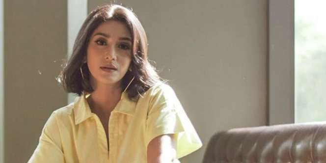 Pamer Foto Usai Berjemur, Wajah Fanny Ghassani Bikin Perhatian Buyar