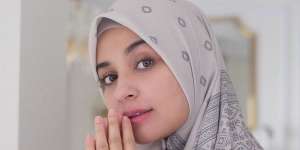 Kayak ABG, Intip Gaya Shireen Sungkar Nongkrong di Tangga