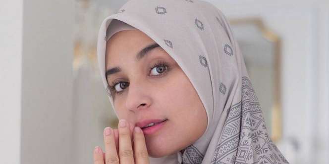 Kayak ABG, Intip Gaya Shireen Sungkar Nongkrong di Tangga