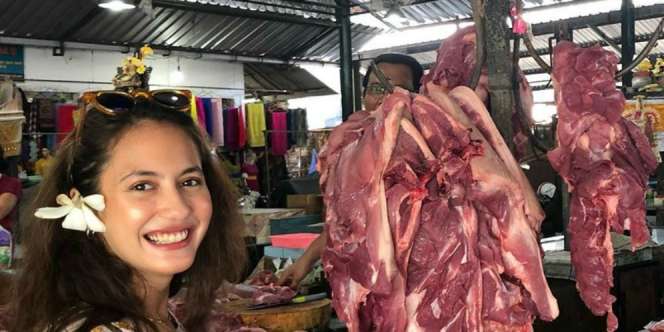 Blusukan ke Pasar Tradisional, Pevita Pearce Bikin Terpana