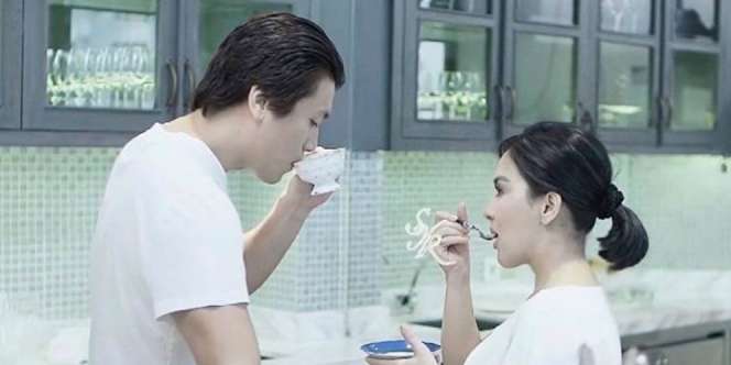 Cicipi Dalgona Coffee Syahrini, Begini Reaksi Reino Barack